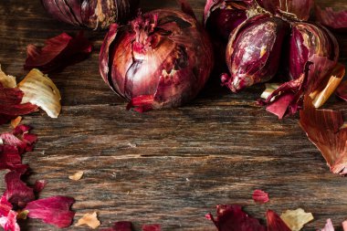 ahşap arka plan üzerinde eski kırmızı soğan