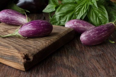 küçük patlıcan fesleğen siyah bir arka plan ile