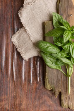 fesleğen bir ahşap kesme tahtası ve Kumaş Pamuk made