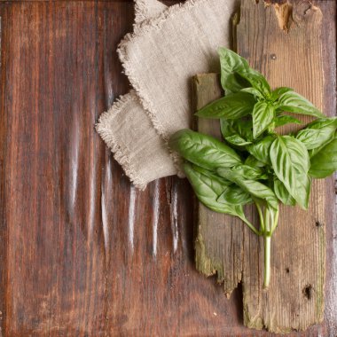 fesleğen bir ahşap kesme tahtası ve Kumaş Pamuk made