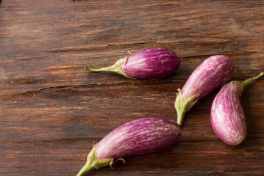 ahşap kesme tahtası üzerinde küçük patlıcan