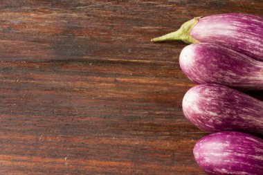 ahşap kesme tahtası üzerinde küçük patlıcan