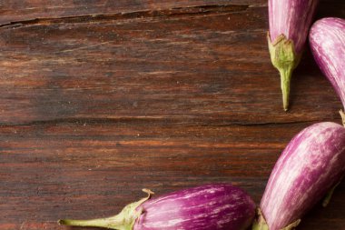 ahşap kesme tahtası üzerinde küçük patlıcan