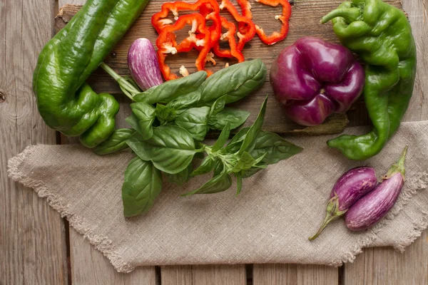 Poivron vert et basilic et aubergine sur une planche à découper en bois une — Photo