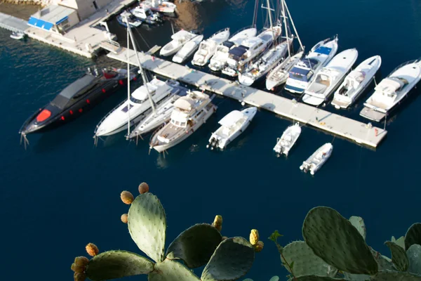 Yate en el puerto de Mónaco. barcos caros y hermosos — Foto de Stock
