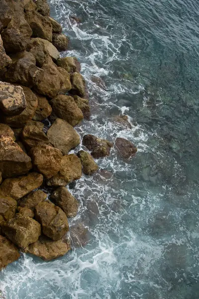 Schlägt die Welle des Felsenmeeres. Extremsport — Stockfoto
