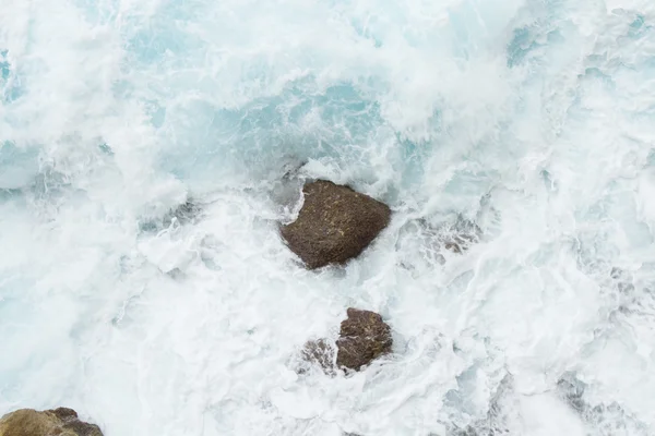 Побиття скельної морської хвилі. екстремальні види спорту Ліцензійні Стокові Фото
