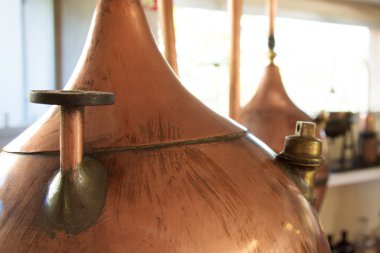 şarap yemek pişirmek için bakır tencere