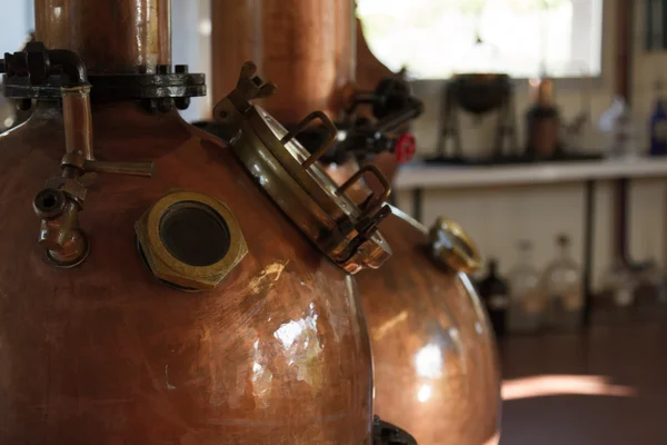 şarap yemek pişirmek için bakır tencere