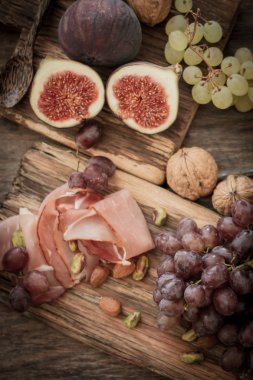 aperatifler için Şaraplık çeşitler Tarih ve pastırma şeklinde