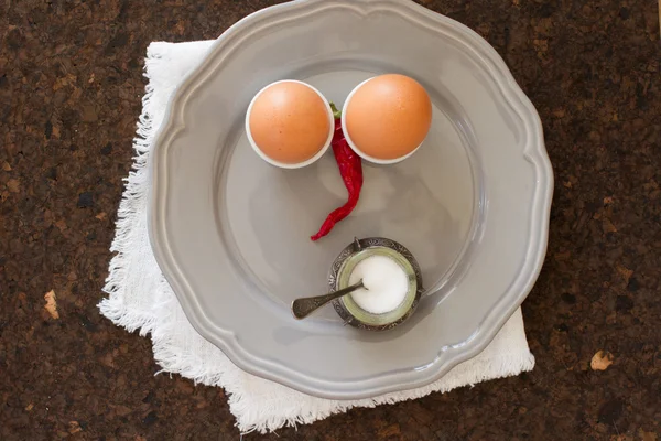 Ovos de galinha e codorniz. Café da manhã — Fotografia de Stock
