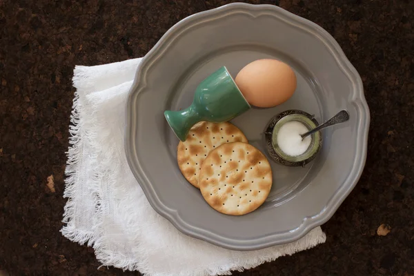 ニワトリおよびウズラの卵。イースター朝食 — ストック写真