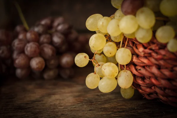 Cambada de uvas maduras e suculentas para vinho — Fotografia de Stock