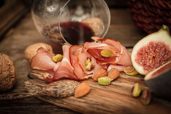 Lanches para uvas de vinho sob a forma de datas e bacon — Fotografia de Stock