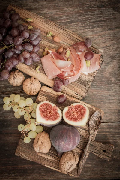 Aperitivos para uvas de vinificación en forma de dátiles y tocino —  Fotos de Stock