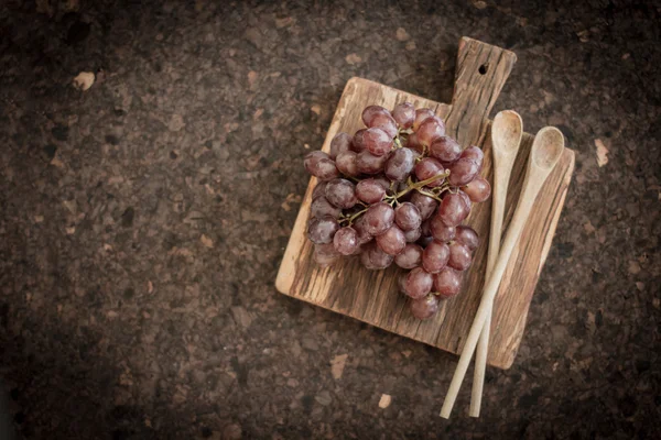 Букет стиглого соковитого винограду для вина — стокове фото