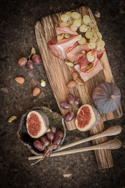 Aperitivos para uvas de vinificación en forma de dátiles y tocino —  Fotos de Stock