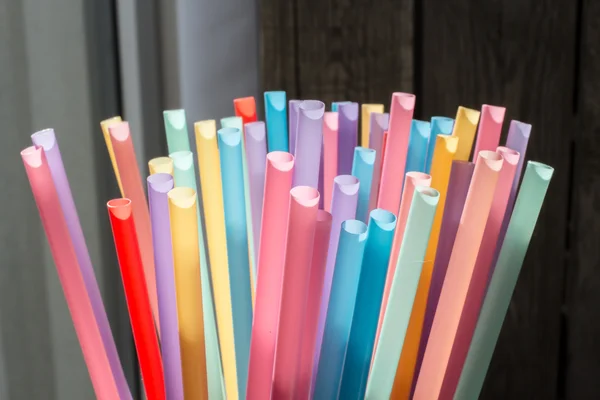 Túbulos de color para el jugo y cócteles — Foto de Stock