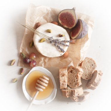 meze şarap peynir ekmek ve bal