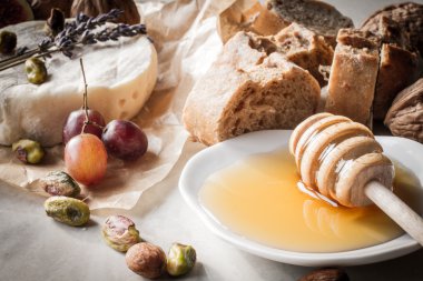 meze şarap peynir ekmek ve bal