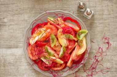 sağlıklı bir vücut ve ruh için domates salatası