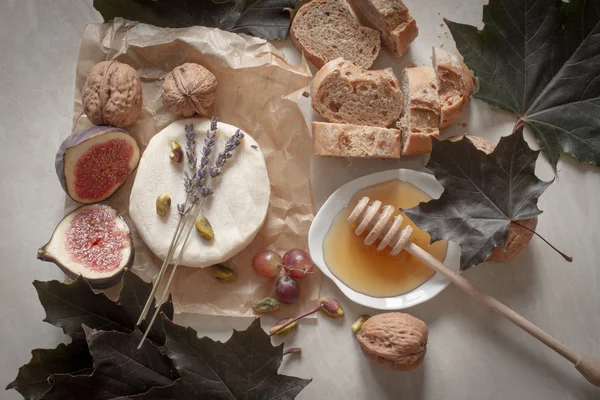 Aperitivo vino queso pan y miel —  Fotos de Stock