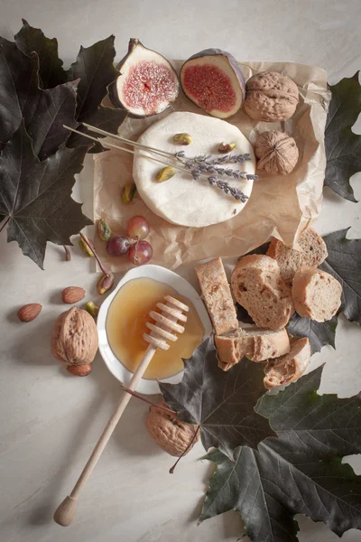 Aperitivo vino queso pan y miel —  Fotos de Stock