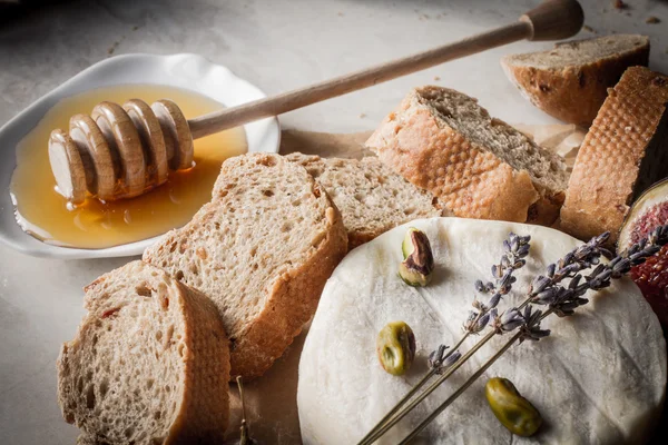 Aperitivo vinho queijo pão e mel — Fotografia de Stock