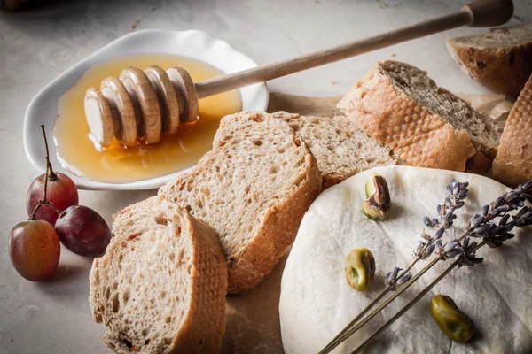 Aperitivo vinho queijo pão e mel — Fotografia de Stock