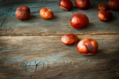 Tahta bir arka planda olgun kestaneler