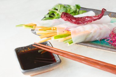 Bahar rulo havuç ve salatalık soya sosu ile