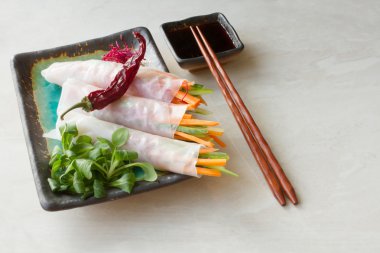 Bahar rulo havuç ve salatalık soya sosu ile