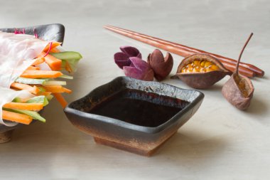 Bahar rulo havuç ve salatalık soya sosu ile