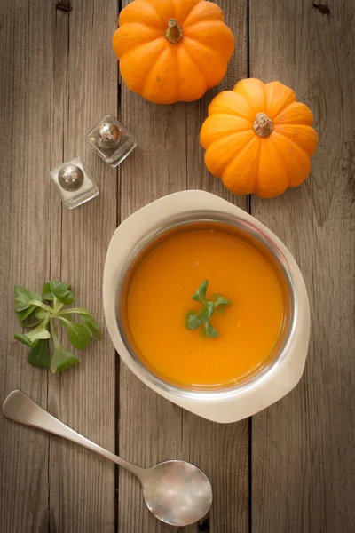 Délicieuse, orange, soupe de citrouille d'automne. déjeuner à Halloween — Photo