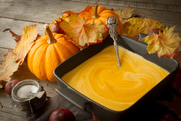 Delicious, orange, autumn pumpkin soup. lunch at Halloween — Stock Photo, Image