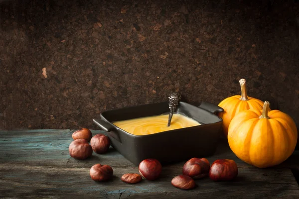 Pyszne, pomarańczowy, jesień dyni zupa. lunch w Halloween — Zdjęcie stockowe