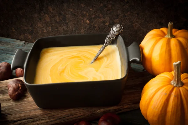 Delicious, orange, autumn pumpkin soup. lunch at Halloween — Stock Photo, Image