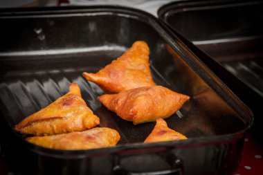 siyah bir tepsi üzerinde samosa Hint yemekleri