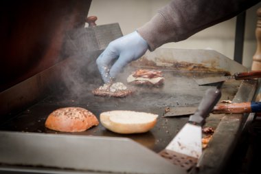 Barbekü ızgara sosis. sokak gıda. lokanta