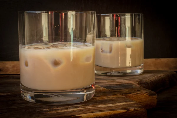 Licor de crema irlandés en un vaso con hielo . — Foto de Stock