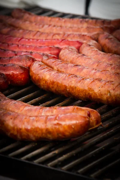 BBQ klobása na grilu. pouliční jídlo. rychlé občerstvení — Stock fotografie