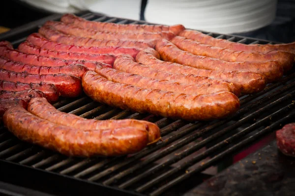 Barbekü ızgara sosis. sokak gıda. lokanta — Stok fotoğraf