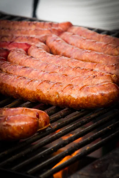 Salsiccia barbecue sulla griglia. cibo di strada. fast food — Foto Stock