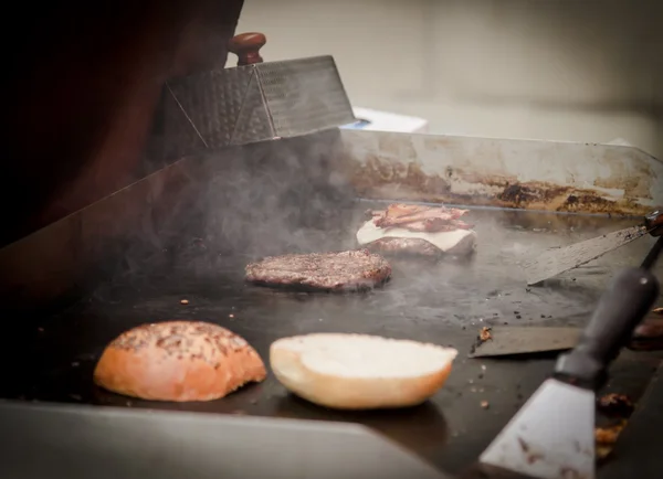 BBQ klobása na grilu. pouliční jídlo. rychlé občerstvení — Stock fotografie