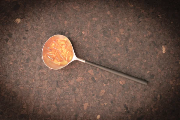 Tableta en una cuchara de metal, medicamento para los enfermos — Foto de Stock