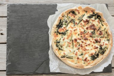 quiche ıspanak ve beyaz peynir ile