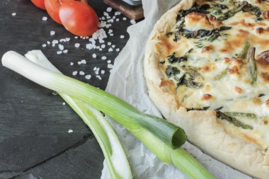 quiche ıspanak ve beyaz peynir ile