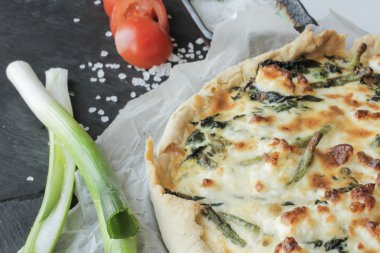 quiche ıspanak ve beyaz peynir ile