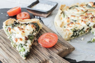 quiche ıspanak ve beyaz peynir ile