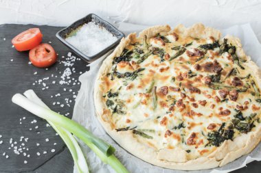 quiche ıspanak ve beyaz peynir ile